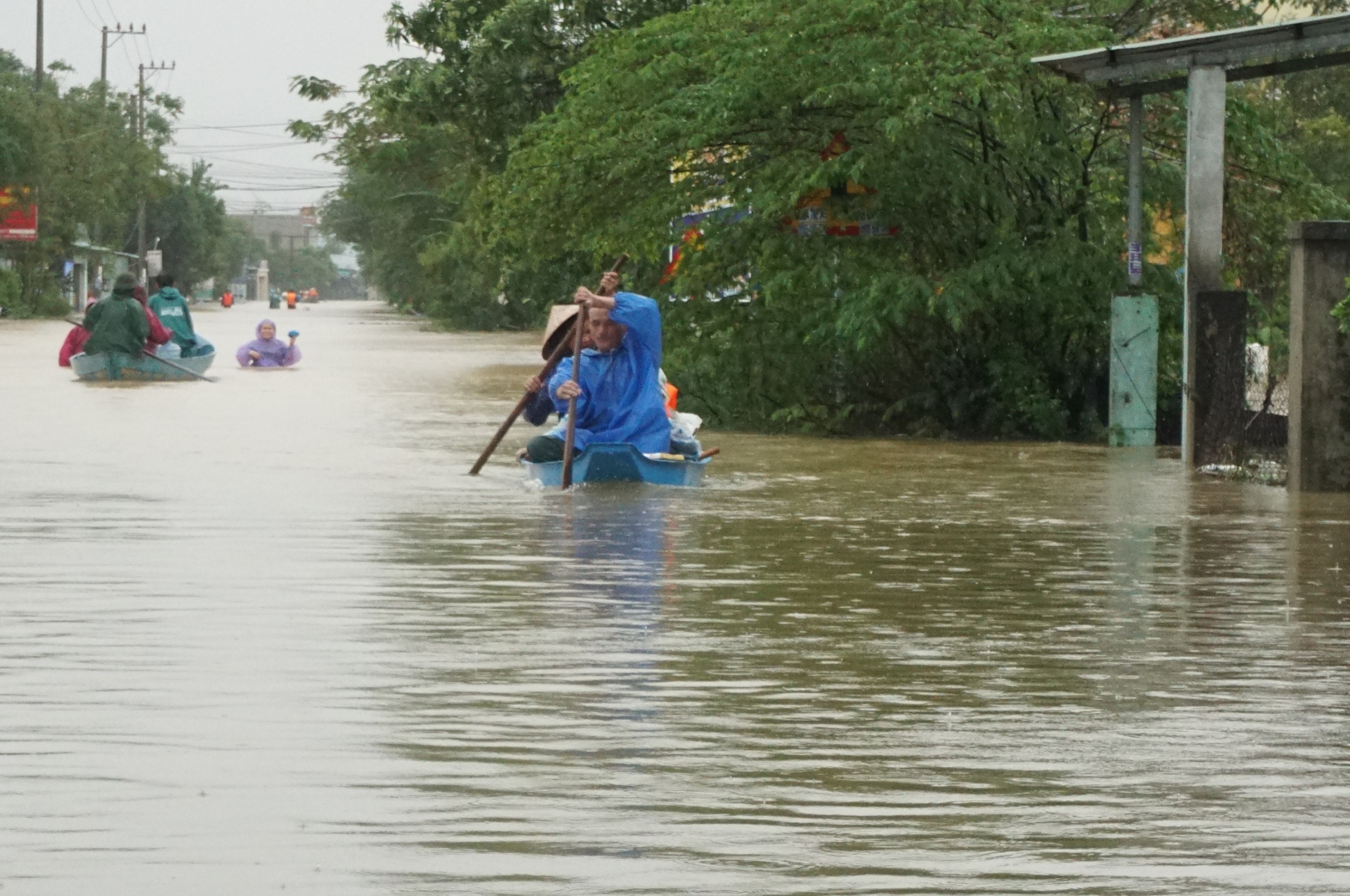顺化、岘港洪水迅速回升,中部地区大雨持续至11月1日